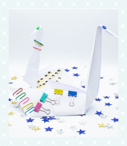 cygne en origami mettant en valeur quelques produits bohin origami produits bohin