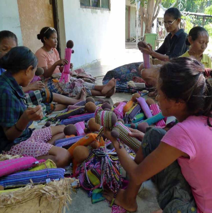 femmes travaillant dans un atelier de broderie