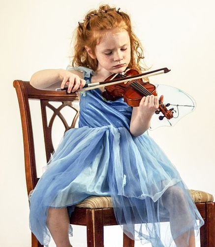 exposition culturelles à la manufacture bohin petite fille rousse qui joue du violon