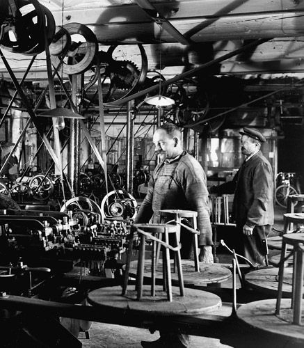photo d'époque d'un ouvrier travaillant à la manufacture Ouvriers manufacture aiguille