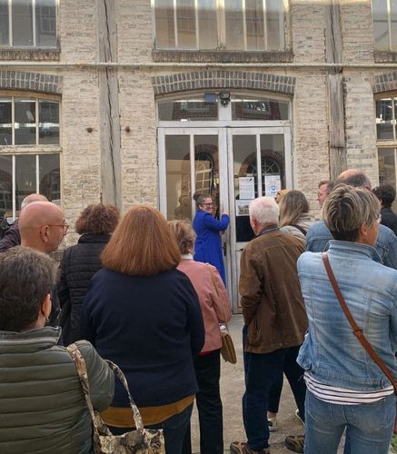 visite des ateliers de production bohin travail d'une femme à la manufacture bohin